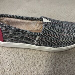 Chic Black and White Slip-On Shoes new Tom’s with fleece inside
